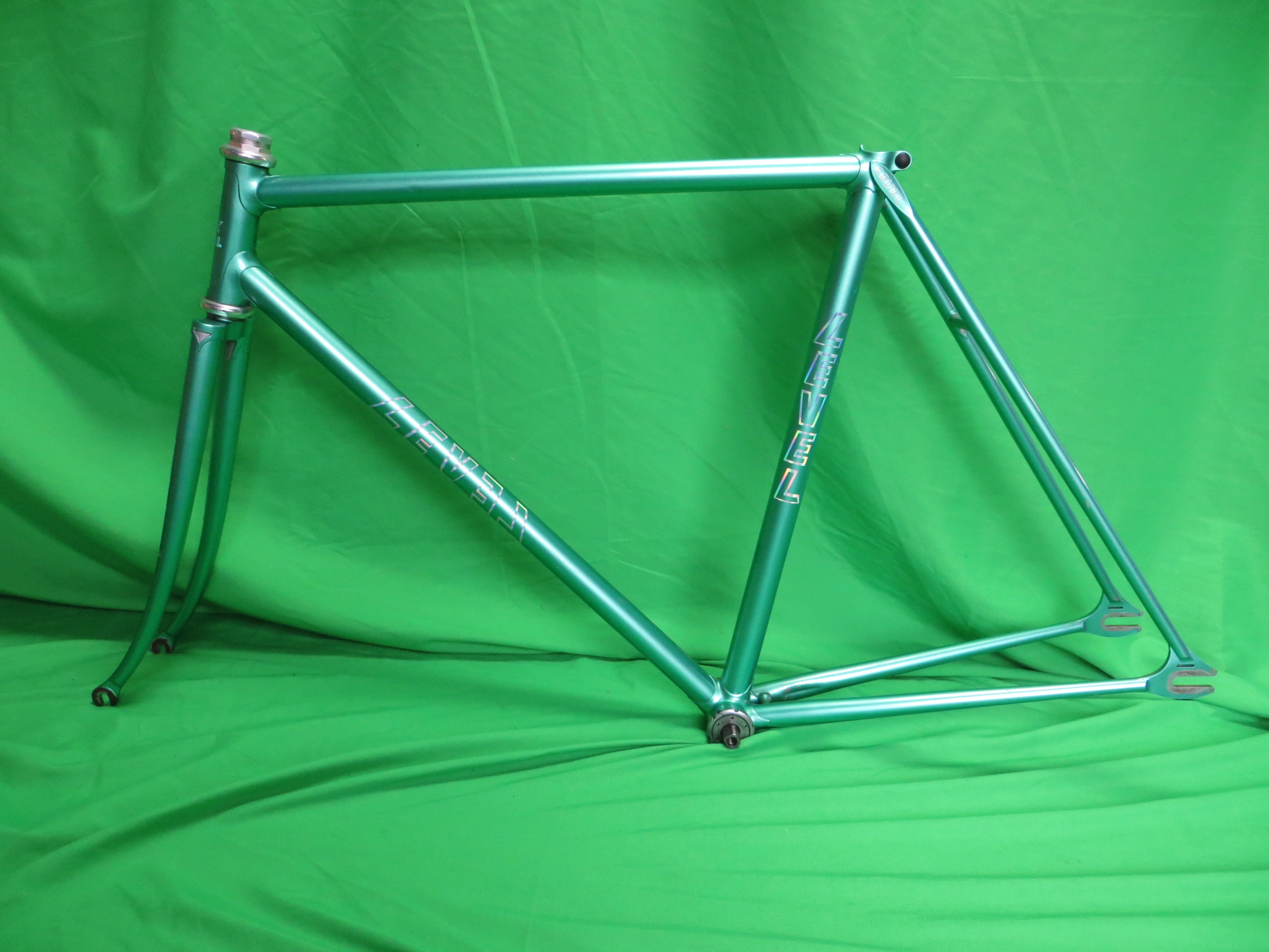 Level // Ice Green Metallic // 51.5cm