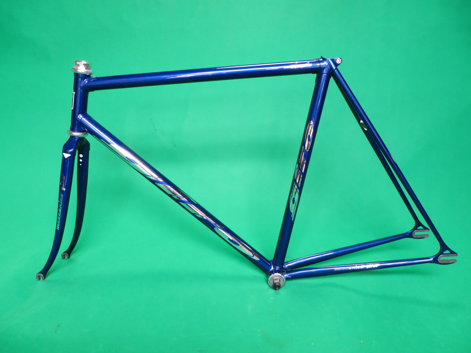 GIRO // Purplish Dark Blue Metallic  // 53.5cm